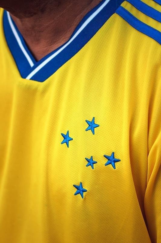 Imagens da nova camisa 3 do Cruzeiro. Novo uniforme, que tem estrelas soltas e  predominantemente amarelo, em referncia ao ano de Copa do Mundo
