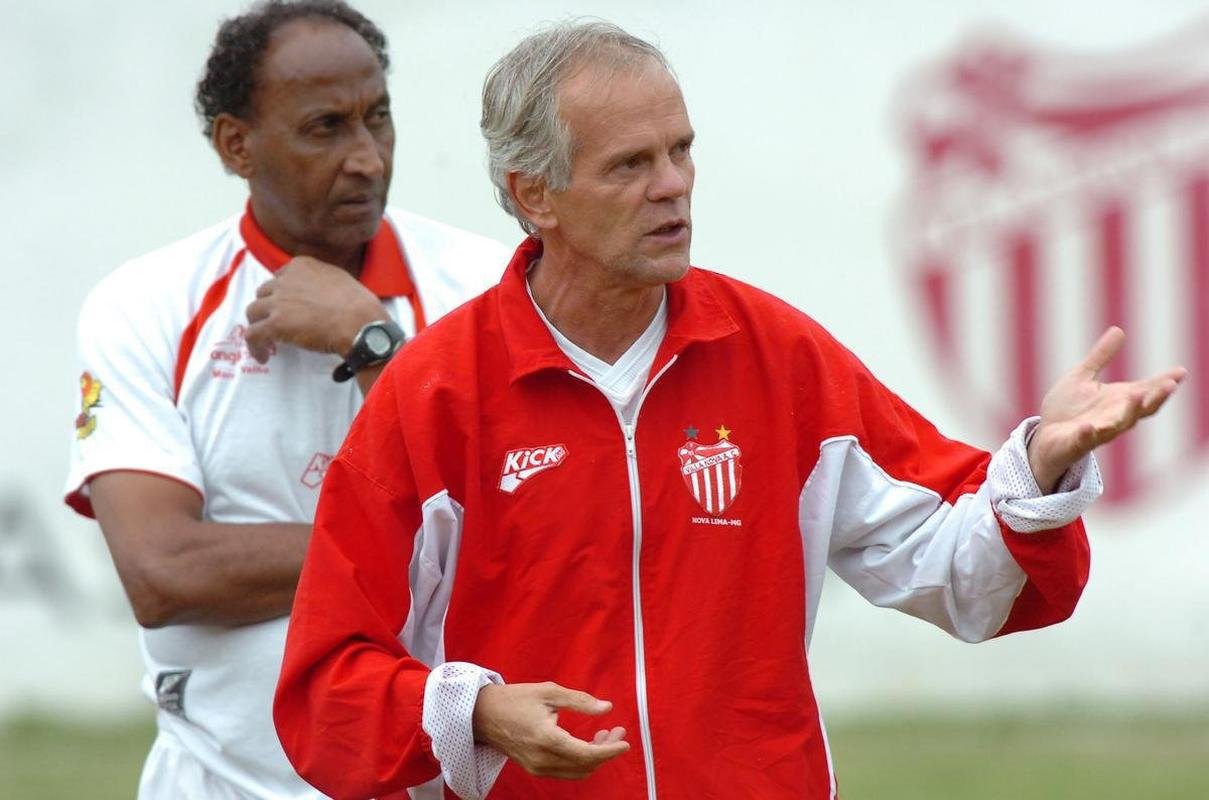 Z Mauricio, ao fundo, comandou o Cruzeiro em alguns jogos de 1993, de forma interina.
