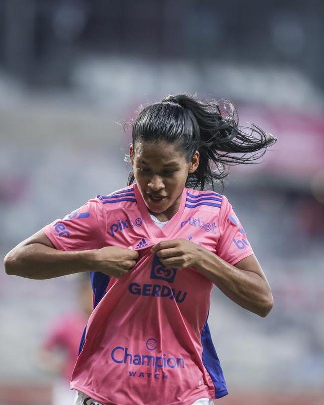 Em preliminar de Cruzeiro x Ituano pela Srie B, o time feminino da Raposa, conhecido como Cabulosas, goleou o Araguari por 8 a 0 pela terceira rodada do Campeonato Mineiro Feminino. Equipe cruzeirense estreou o uniforme rosa, confeccionado pela Adidas em homenagem  campanha Outubro Rosa, de conscientizao contra o cncer de mama