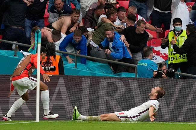 Fotos do gol de Harry Kane, da Inglaterra, sobre a Alemanha, em Wembley. Ingleses venceram por 2 a 0 e avan�aram �s quartas de final da Eurocopa