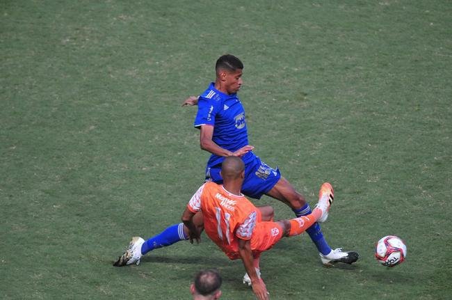Fotos de Coimbra x Cruzeiro, no Independncia, pela 8 rodada do Mineiro. William Pottker e Felipe Augusto fizeram os gols da vitria celeste por 2 a 0.