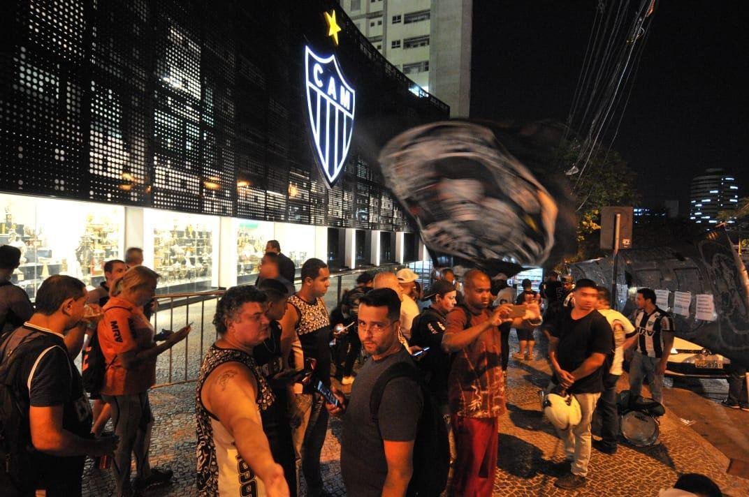 Na noite desta quinta-feira, manifestantes protestaram contra o presidente Srgio Sette Cmara e o diretor de futebol Rui Costa