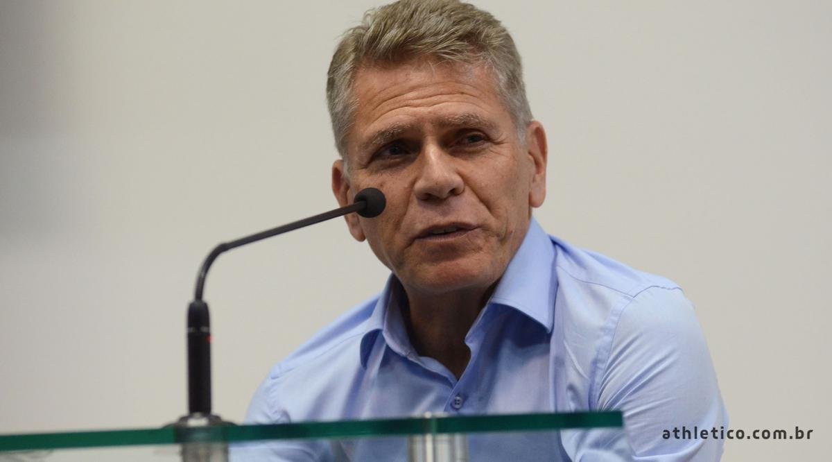 10. Paulo Autuori (Athletico Paranaense) - conciliando as funes de diretor e treinador, o experiente Autuori est  frente do Furaco desde 22 de outubro de 2020. O time paranaense ocupa a 8 posio do Brasileiro.