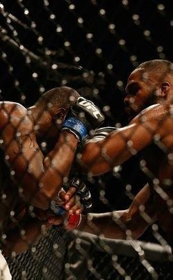 Jon Jones volta ao octógono do UFC e conquista cinturão interino