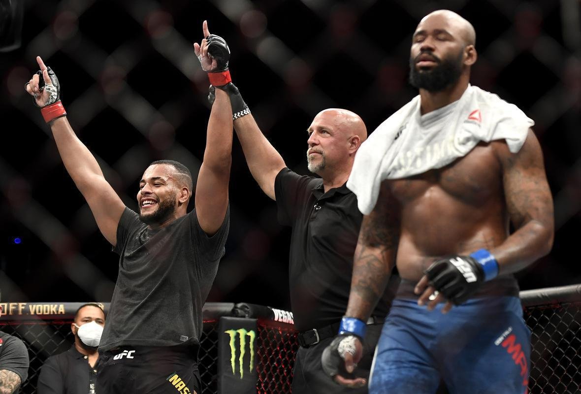 Rodrigo Z Colmeia tem o brao erguido e comea bem nos pesos pesados