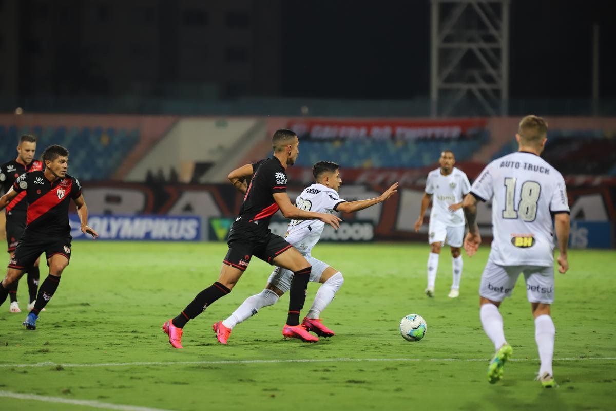 Atltico venceu Atltico-GO por 4 a 3, com gols de Keno (3) e Nathan. Time assumiu liderana do Brasileiro, com 21 pontos