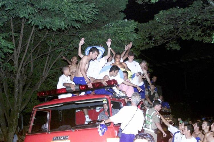 Em 2003, o Cruzeiro goleou a URT por 4 a 0 no Estdio Zama Maciel, em Patos de Minas, e confirmou o ttulo mineiro. Logo depois da partida, o elenco saiu em carro aberto pelas ruas da cidade e fez a festa da torcida celeste no interior de Minas.