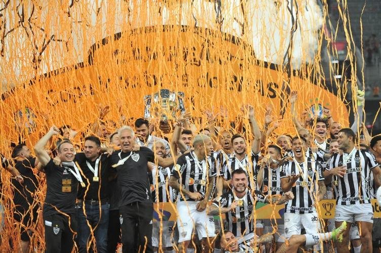 Atltico ergue a taa e festeja bi da Copa do Brasil