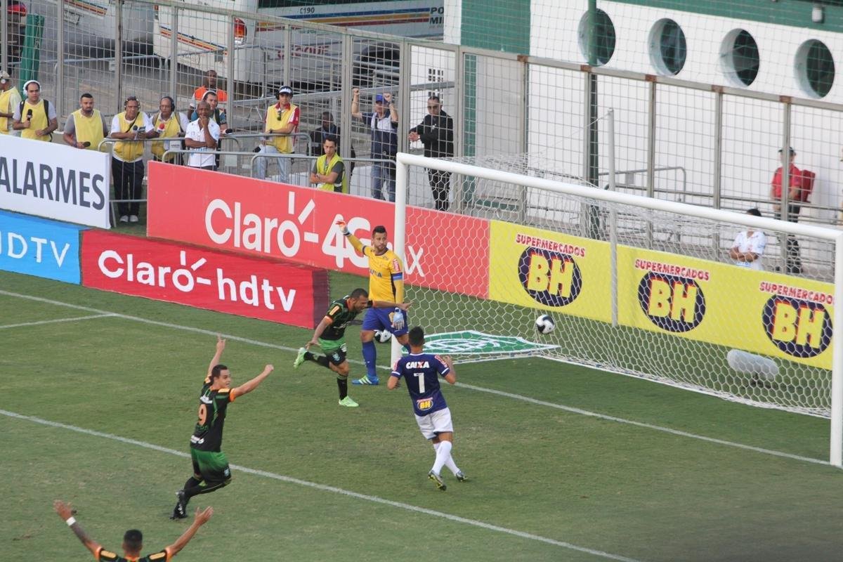 O Amrica venceu o Cruzeiro por 2 a 0, no dia 16 de abril de 2016, no Independncia, em Belo Horizonte, pelo jogo de ida da semifinal do Campeonato Mineiro. Adalberto e Victor Rangel marcaram para o Coelho.