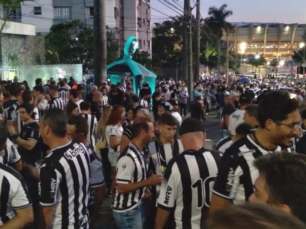 Atleticanos invadiram o Mineiro no jogo contra o Grmio e bateram recorde de pblico no Brasileiro; veja fotos do entorno do estdio antes da partida