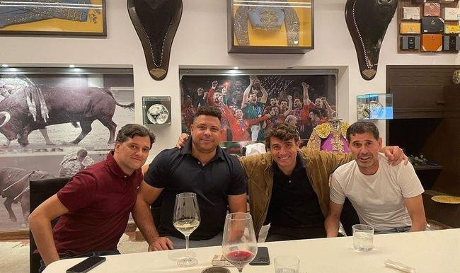 Jantar de Ronaldo em Madri com tcnico Carlo Ancelotti, campeo espanhol pelo Real Madrid, e famosos, como Figo, Hierro e Nadal