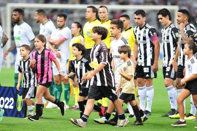 Mascotinhos do Atltico no jogo contra o Juventude, no Mineiro, pelo Campeonato Brasileiro de 2022