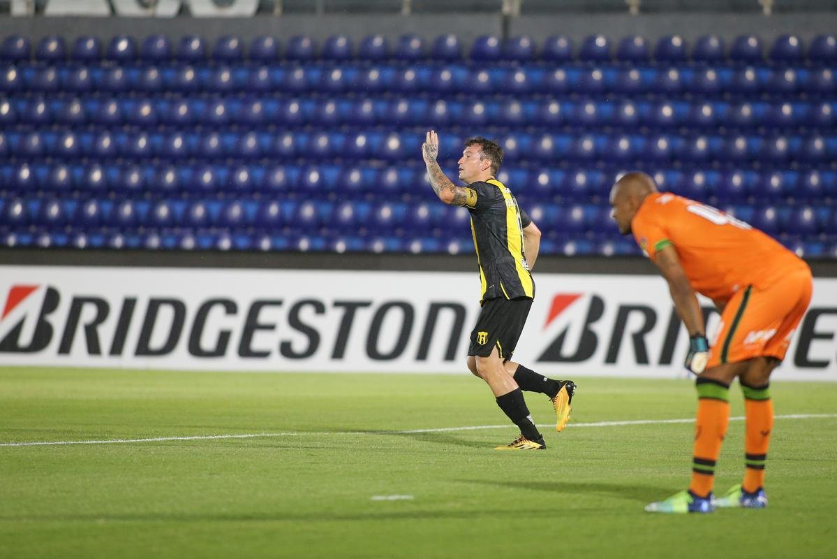 Fernando Fernndez abriu o placar para o Guaran sobre o Amrica no Defensores del Chaco. Em cobrana de pnalti, ele marcou 1 a 0