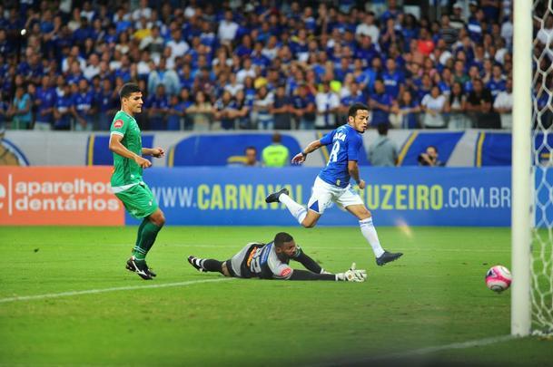 Rafinha entrou na etapa final, 'voou em campo' e marcou os dois gols que fecharam a vitria