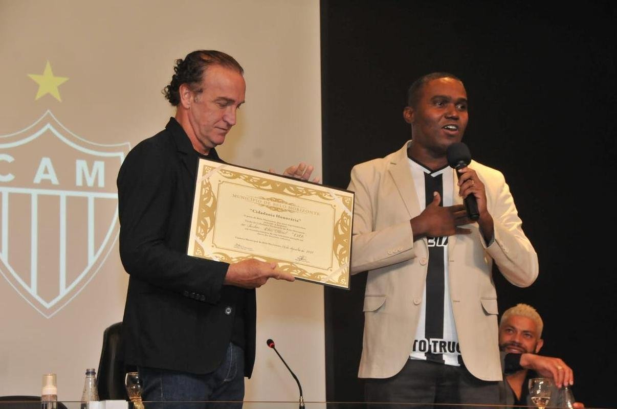 Nesta segunda-feira (6), o diretor de futebol Rodrigo Caetano, o tcnico Cuca e o atacante Hulk, do Atltico, receberam ttulos de cidados honorrios de Belo Horizonte. A iniciativa congratula os alvinegros pelo desempenho esportivo em 2021, com o ttulo do Campeonato Brasileiro.