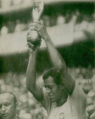 Na final, Brasil goleou a Itália com gols de Pelé, Gérson, Jairzinho e Carlos Alberto, que ergueu a taça no Estádio Azteca, na Cidade do México