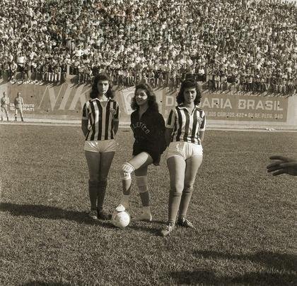 Fotos histricas do clssico feminino entre Amrica e Atltico, no Independncia, em 1959, com as jogadoras do Araguari. Estdio recebeu 20 mil pessoas na 6 Festa dos Melhores, do Dirio da Tarde