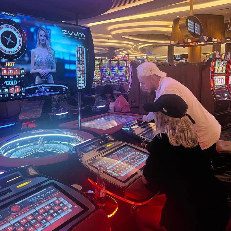 Lateral-direito Guga com a namorada em cassino na Flrida