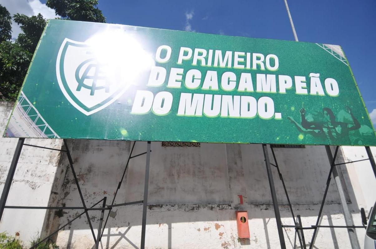 Placa instalada pelo Amrica em frente  janela de vizinha do Independncia traz a frase 'o primeiro decacampeo do mundo'