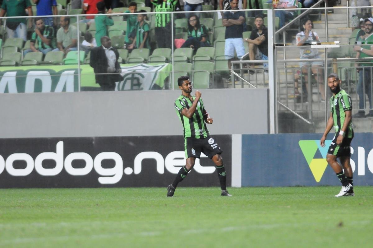 Imagens do duelo entre Amrica e CRB, no Independncia, pela 26 rodada da Srie B