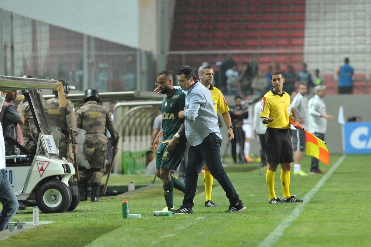 Tcnico Adilson Batista durante sua estreia no comando do Amrica, diante do Internacional