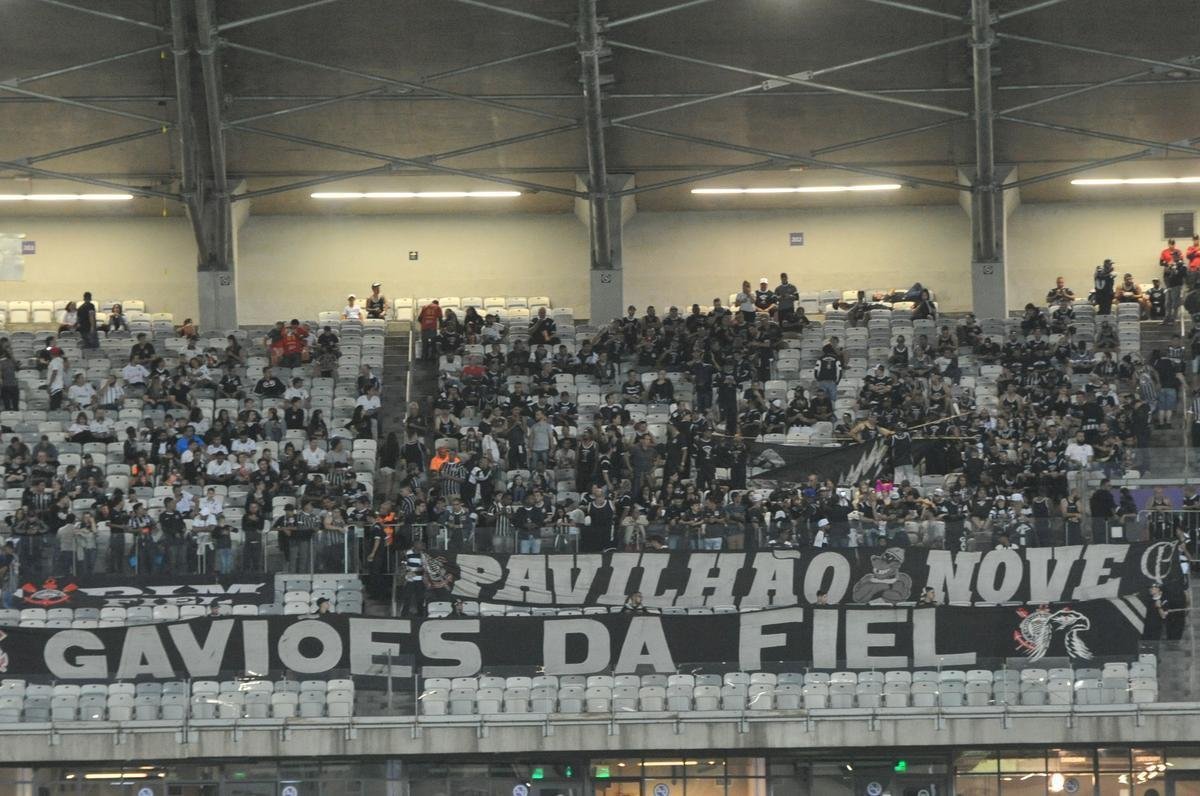 Imagens das torcidas de Cruzeiro e Corinthians no Mineiro