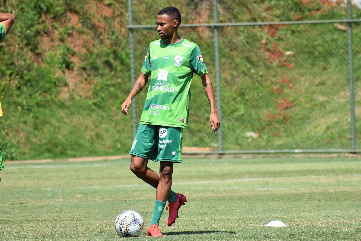 O América treinou na manhã desta quinta-feira (7), no CT Lanna Drumond, em Belo Horizonte. A atividade foi voltada para o confronto contra o Vitória, pela 33ª rodada da Série B do Campeonato Brasileiro. O duelo será realizado às 19h deste sábado (9), no Independência, em Belo Horizonte. Enquanto a equipe baiana luta contra o rebaixamento à Série C, o Coelho briga pelo tricampeonato da segunda divisão nacional.