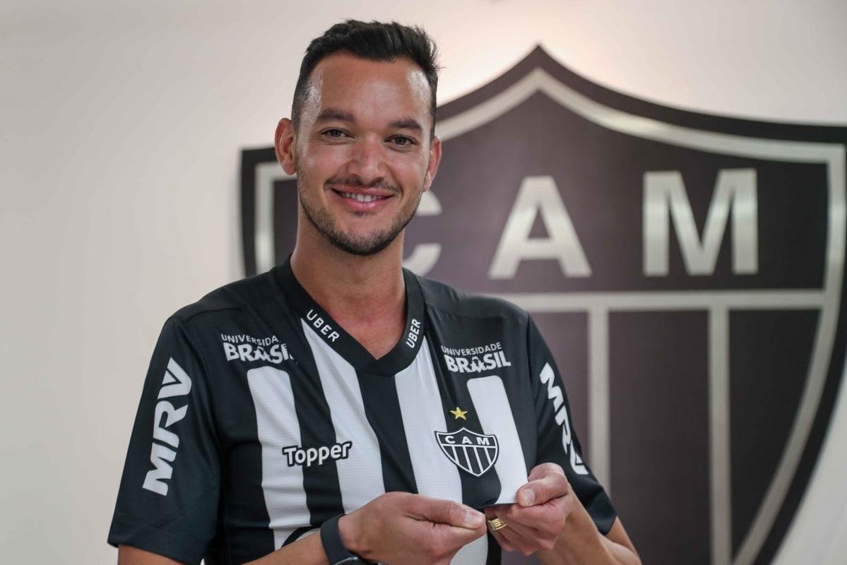 Rver - Capito do Atltico na conquista da Copa Libertadores em 2013, o zagueiro volta ao Galo em 2019 aps passagens por Internacional e Flamengo. A primeira passagem do defensor pelo clube comeou na dcada passada (2010) e terminou em 2014 (foram 177 jogos e 22 gols marcados).