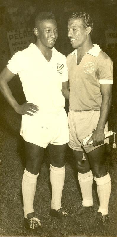 Pele (Santos) e Zizinho (Cruzeiro) em Belo Horizonte. Santos venceu partida por 4 a 2 no Estdio Independncia.