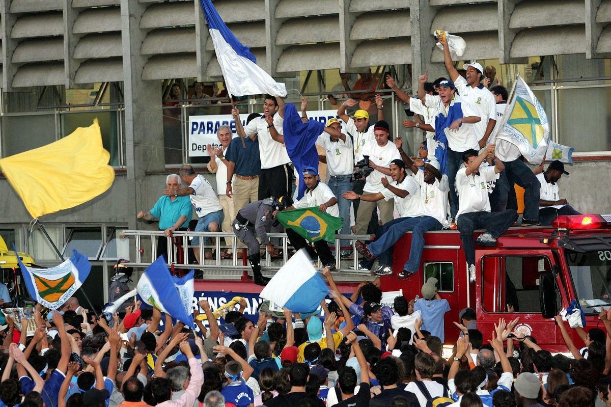 Na Copa do Brasil de 2004, o Santo Andr silenciou o Maracan com mais de 71 mil torcedores do Flamengo ao vencer o jogo de volta da deciso, por 2 a 0, depois de empate por 2 a 2 no primeiro confronto, no ABC Paulista. No caminho at o trofu, a equipe treinada por Pricles Chamusca passou por Novo Horizonte-GO (primeira fase), Atltico (segunda fase), Guarani (oitavas), Palmeiras (quartas) e 15 de Novembro (semifinal). Um livro com detalhes da conquista ser lanado em breve pelo jornalista Vladimir Bianchini, da ESPN.
