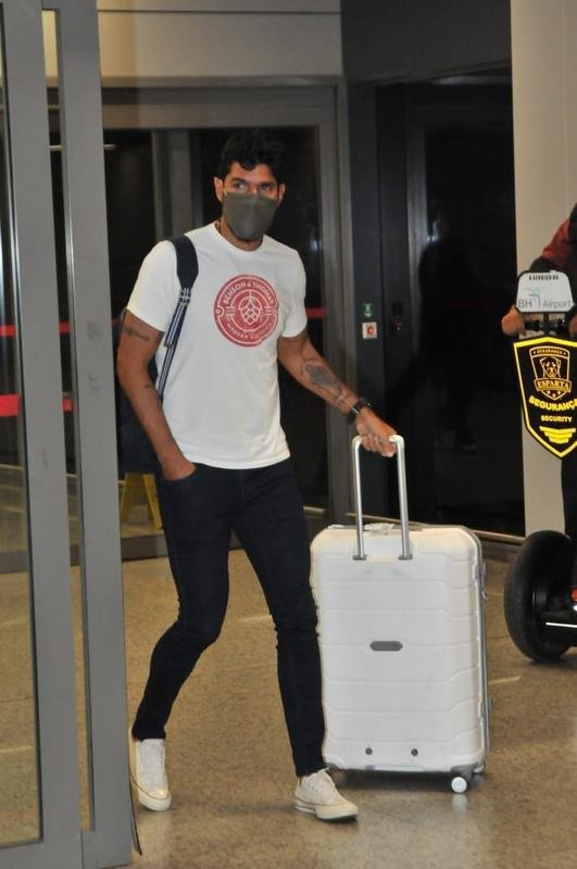 Atacante uruguaio Loco Abreu, de 44 anos, que vai defender o Athletic de So Joo del-Rei no Campeonato Mineiro 2021, chegou a Belo Horizonte nesta segunda-feira. Ele foi recebido por dirigentes do clube e disse que clube deve desfrutar a volta  elite do futebol de Minas Gerais.