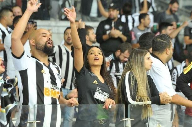 Torcedores do Atltico lotam as arquibancadas do Mineiro para acompanhar a partida vlida pelas quartas de final da Copa do Brasil