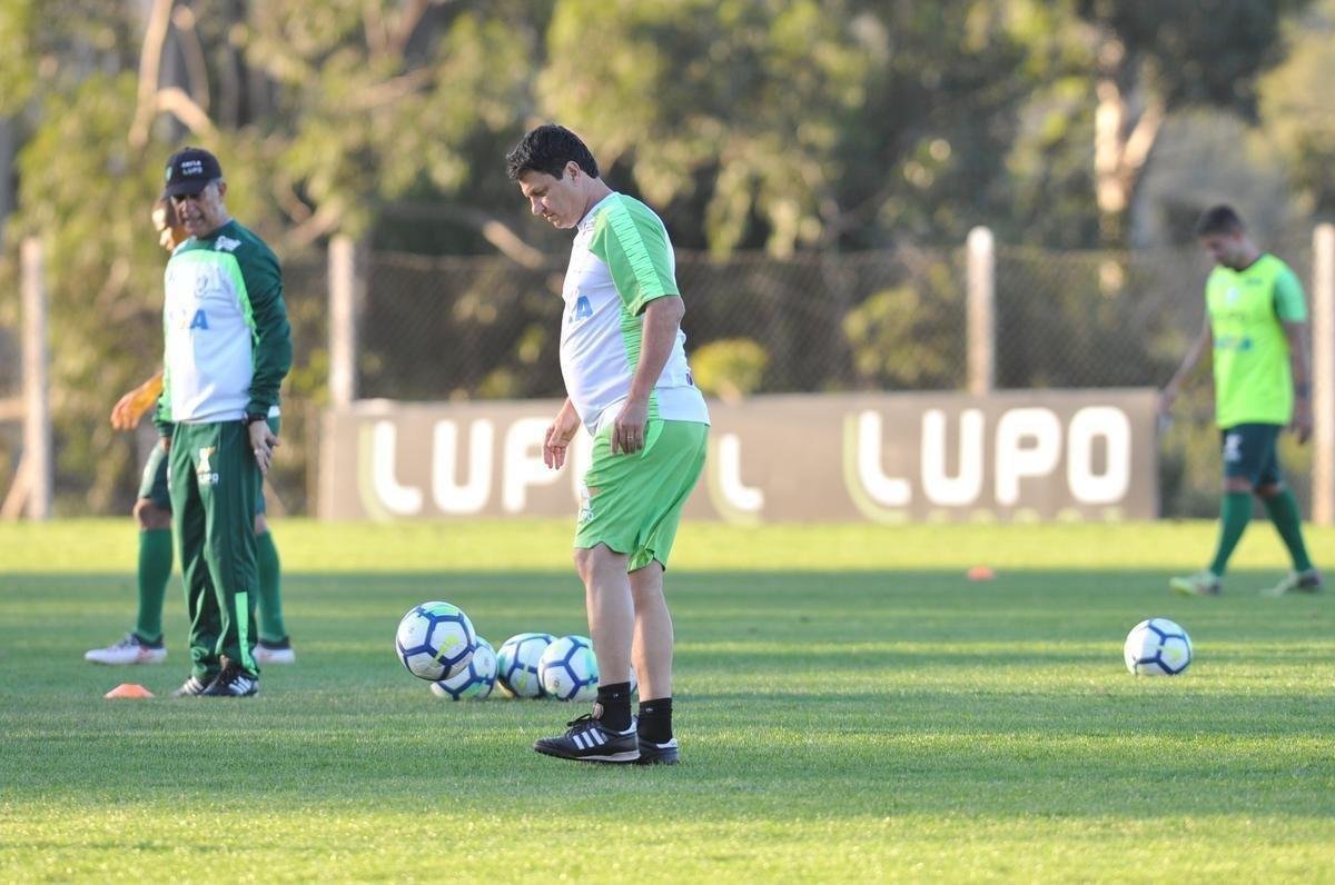 Depois de reunio com elenco e diretoria, Adilson Batista observou treino comandado por Drubscky no Amrica