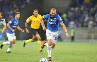 Cruzeiro ampliou sua vantagem no primeiro tempo com gol de Barcos, aos 26 minutos: 1 a 0