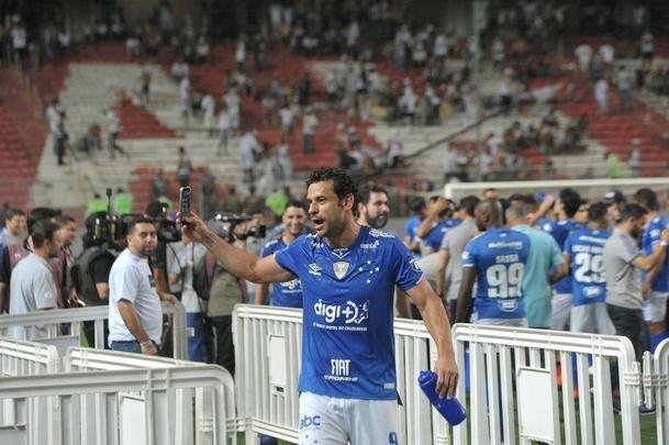 20/04/2019 - o Cruzeiro conquistou o Campeonato Mineiro de 2019 de maneira invicta. Na final, bateu o Atltico no Mineiro, por 2 a 1, e empatou no Independncia, por 1 a 1. Em 16 jogos, foram 11 vitrias e cinco empates, com 36 gols marcados e apenas nove sofridos. O veterano Fred, de 35 anos, terminou o torneio como artilheiro, com 12 gols em 12 partidas. Na celebrao do ttulo, ele fez um desabafo contra o presidente do Atltico, Srgio Sette Cmara, em entrevista  Rdio Itatiaia. 'Fiquei olhando l em cima (na arquibancada), procurando o (Srgio) Sette Cmara (presidente do Atltico). Tem todo o desgaste da sada, do jeito que sa escorraado do Atltico, mas eu ca para cima. J ouviu esse ditado? Ca para o Cruzeiro. Minha vida est nas mos de Deus e estou feliz'.