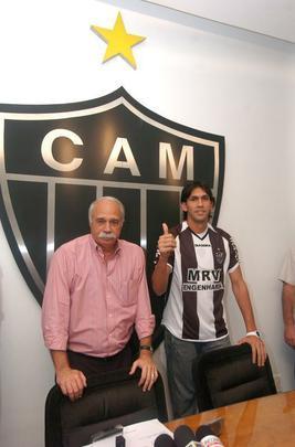 Ricardo Martinez - O paraguaio Ricardo Martinez, atuou no Galo no ano de 2008. Em 6 jogos com a camisa alvinegra, o zagueiro não marcou nenhum gol. Foi repassado ao Gama, já que foi emprestado pelo Libertad ao Atlético durante toda a temporada de 2008.