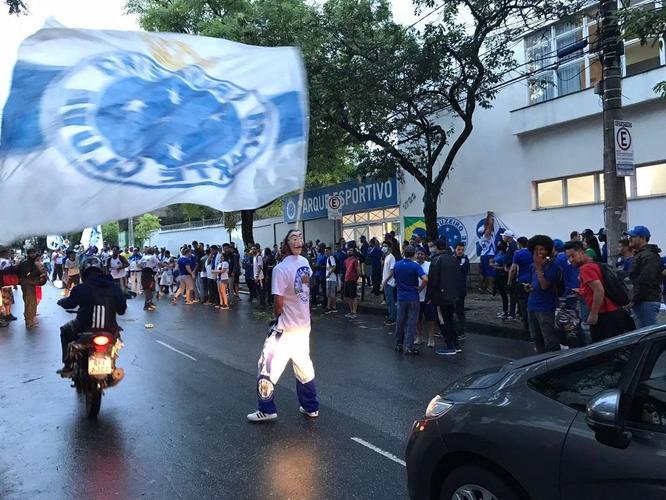 Torcida do Cruzeiro durante votação de mudança do Estatuto do clube. Assembleia geral autorizou venda de até 90% das ações da SAF para investidores. Houve festa dos cruzeirenses no Parque Esportivo do Barro Preto, em BH, devido à possibilidade de chegada de recursos para tornar futebol mais competitivo a partir de 2022.