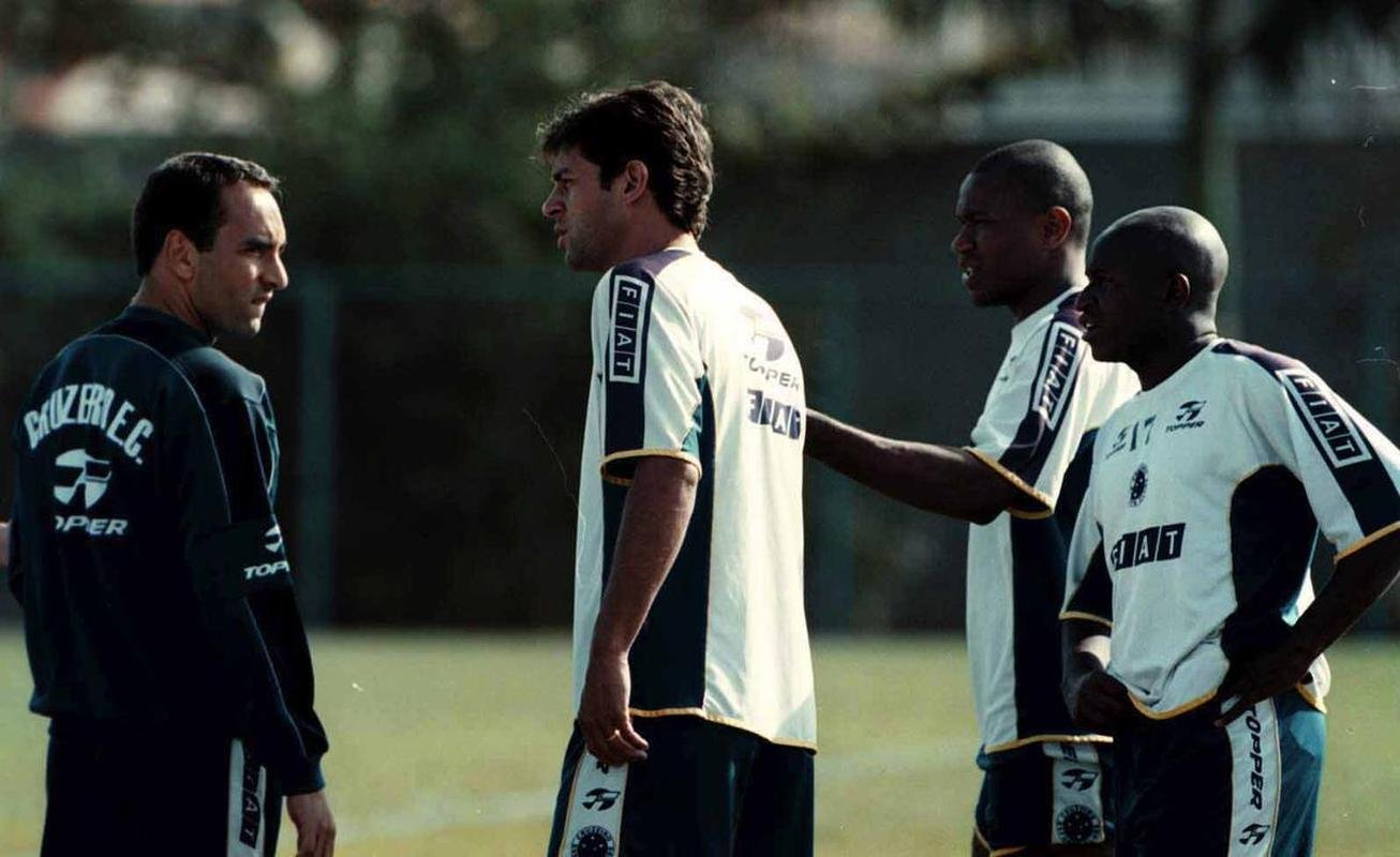 Fotos do zagueiro Joo Carlos em suas passagens pelo Cruzeiro, entre 1996 e 2001