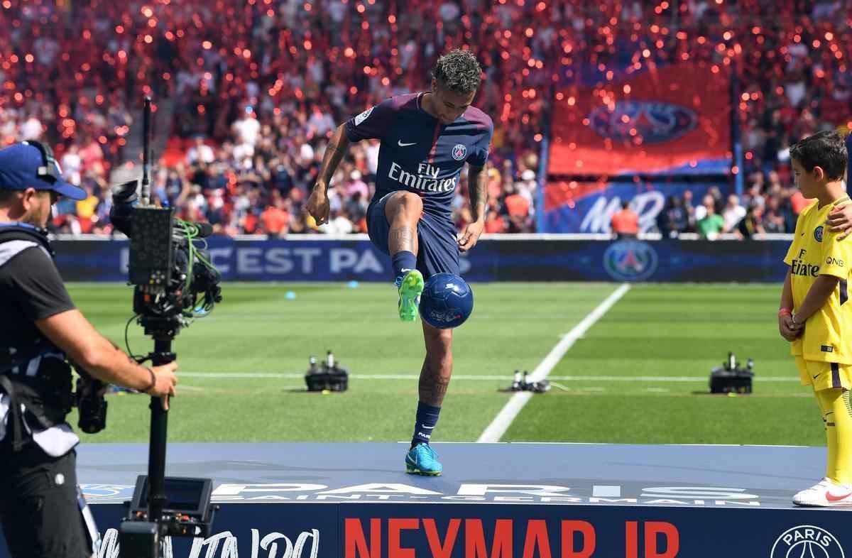 Neymar  apresentado  torcida do Paris Saint-Germain
