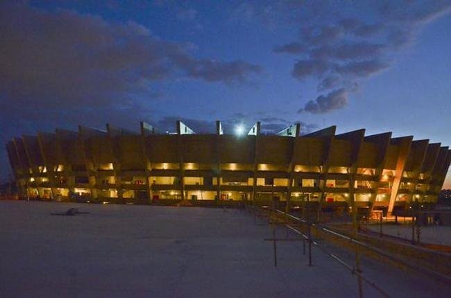Fotos noturnas das obras do Mineir�o