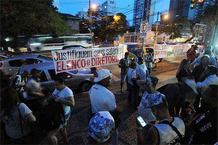 Galoucura protesta contra Felipão e pede saída de jogadores do