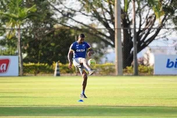 Depois de invaso de torcida organizada, jogadores trabalharam normalmente. Ded foi entregue  preparao fsica, assim como volante Marciel. Time enfrenta o Vitria na quarta-feira pela Copa do Brasil