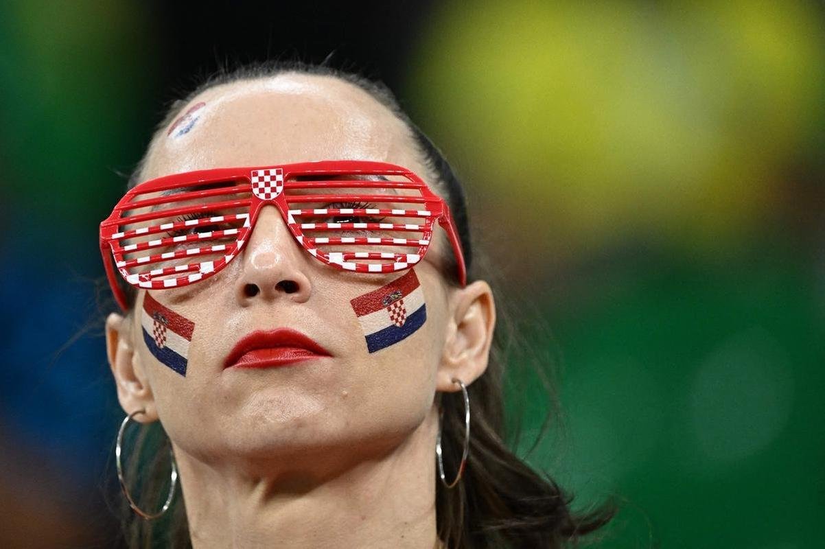 Fotos das torcidas de Brasil e Crocia no Estdio da Educao, em Al-Rayyan, no Catar, em duelo pelas quartas de final da Copa do Mundo