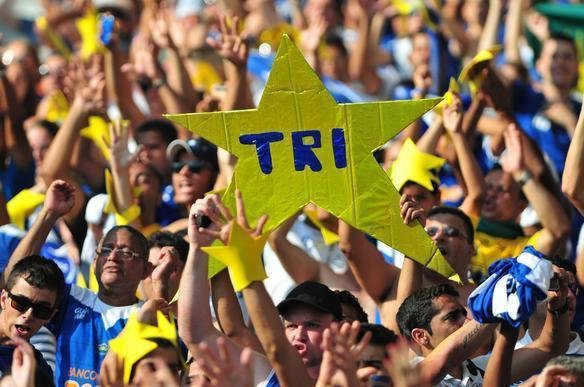 Torcida cruzeirense comea a festa dentro do estdio antes da partida decisiva contra o Grmio