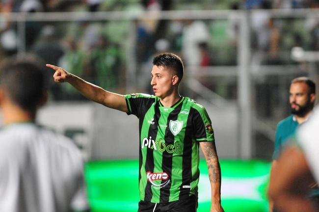 Jogadores e comiss�o t�cnica festejaram muito a vit�ria com a torcida no dia do anivers�rio de 110 anos do Am�rica