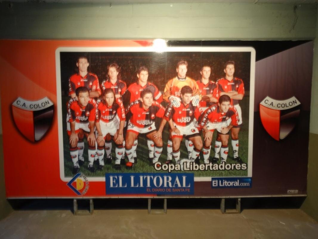 Construdo em 1946, o Cemitrio de Elefantes foi onde o Coln venceu o Santos de Pel, a Seleo Argentina, o Pearol, ento campeo mundial, e os poderosos River Plate e Boca Juniors