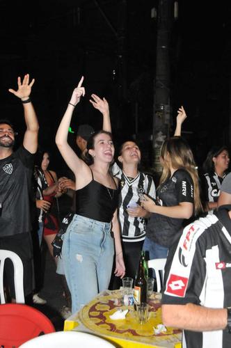 Torcedores do Galo comemoram classificao  final da Copa do Brasil no Bar do Salomo, tradicional reduto atleticano de Belo Horizonte