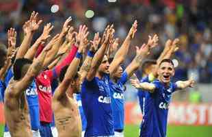 Cruzeiro elimina Flamengo na Libertadores e comemora ao estilo viking: depois de se classificar em primeiro lugar no Grupo 5 da Copa Libertadores, o Cruzeiro encontrou o Flamengo nas oitavas de final. Em uma de suas melhores apresentaes da temporada, o time celeste bateu o rubro-negro em pleno Maracan, por 2 a 0, em 9 de agosto de 2018. Arrascaeta e Thiago Neves, sempre eles, marcaram. No duelo de volta, a Raposa confirmou classificao mesmo com a derrota por 1 a 0 no Mineiro. Na comemorao, lembrou o estilo viking ao lado dos torcedores no Gigante da Pampulha. 