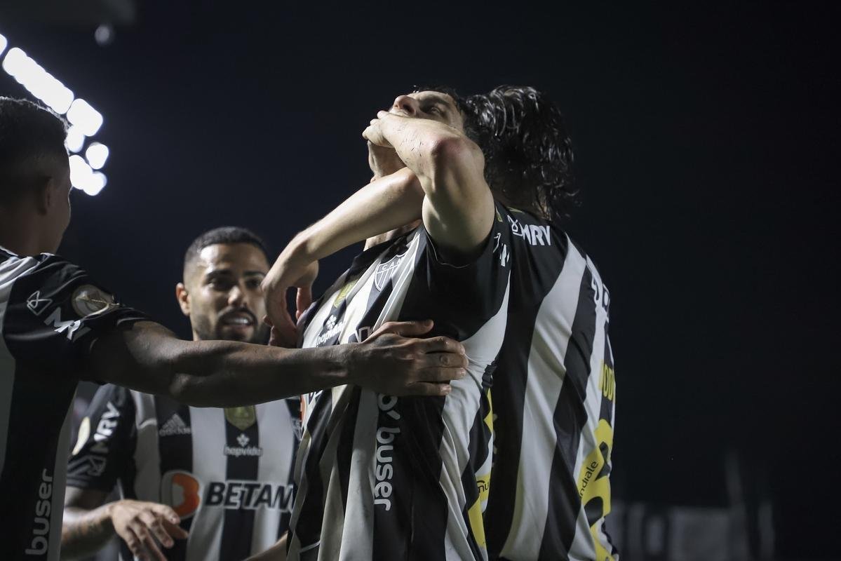 Fotos do jogo entre Santos e Atltico na Vila Belmiro, em Santos, pela 30 rodada do Campeonato Brasileiro