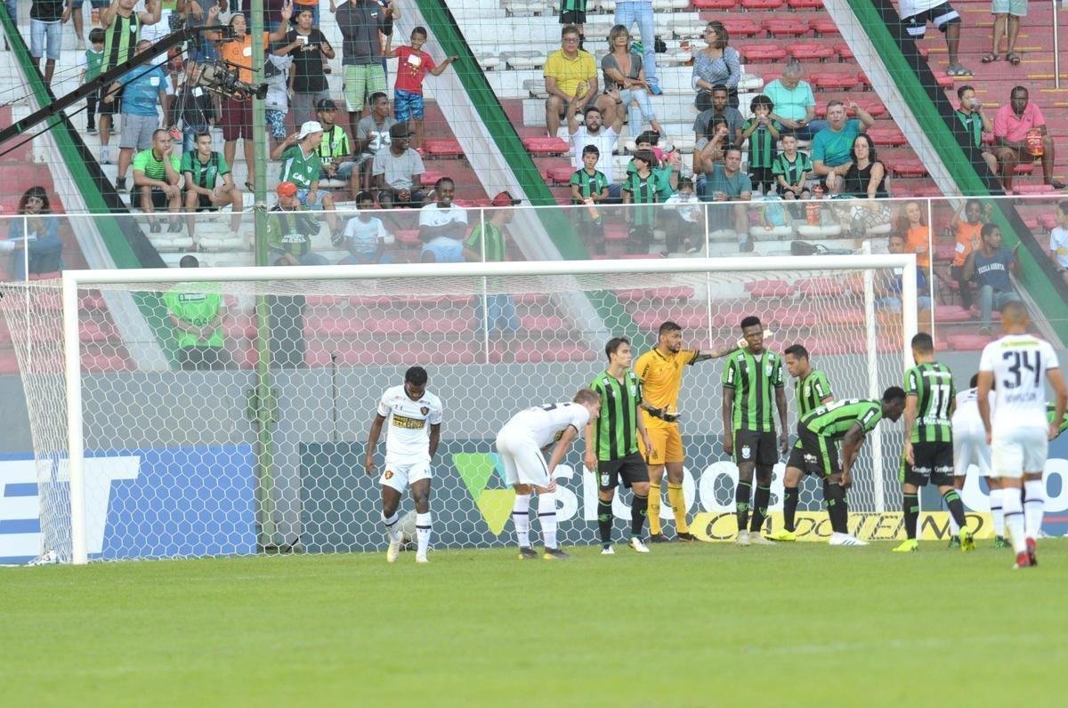 Amrica chegou ao gol no segundo tempo, em chute cruzado de Ademir: 1 a 0